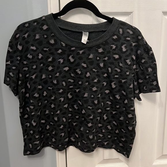 Alternative Apparel Leopard Crop Tee - Picture 2 of 5